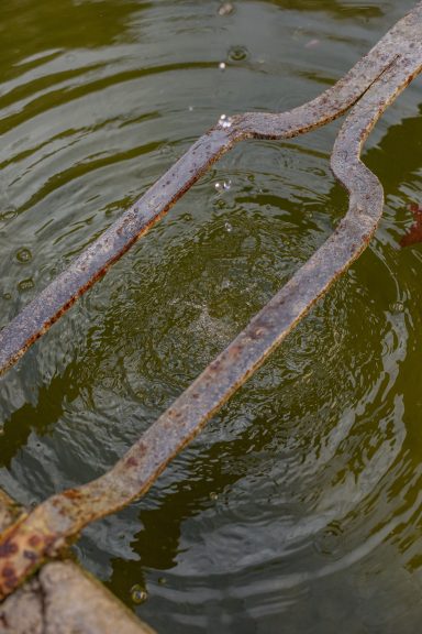 Fontaine en pierre au pied des falaises de Cotignac en Provence Verte