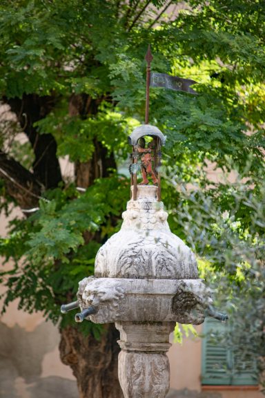 Fontaine en pierre au cœur du village de Cotignac en Provence Verte