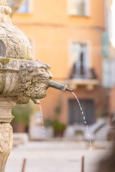 Fontaine de village en pierre avec eau à Cotignac en Provence