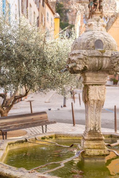 Fontaine ancienne sur une place ombragée à Cotignac dans le Verdon